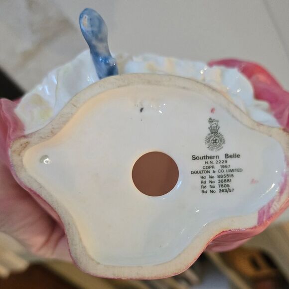 🎄🛍❤️ VINTAGE ROYAL DOULTON SOUTHERN BELLE FIGURINE - Picture 7 of 9